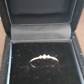 【ete(エテ)の口コミ】 18kのイエローゴールド素材で真ん中にダイヤモンドが３ついています。
し…