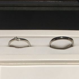 【俄(にわか)の口コミ】 男女で異なるデザインの結婚指輪です。
女性のリングは、ワンポイントのダ…