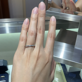 【ROYAL ASSCHER(ロイヤル・アッシャー)の口コミ】 ハーフエタニティで、同じデザインのものの中でも中間の太さです。
1番細…