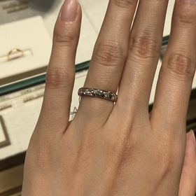 【ショーメ(CHAUMET)の口コミ】 トルサードという指輪を試着しました。
他にも女性らしいものや華やかなデ…
