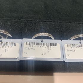 【TRECENTI(トレセンテ)の口コミ】 ストレートですが、ダイヤが斜めに入っている為、動きがありますし、かつ…