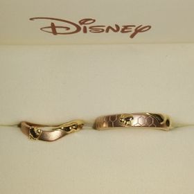 【ケイウノ ブライダル(K.UNO BRIDAL)の口コミ】 二人ともプーさんが大好きで、プーさんデザインの結婚指輪を探していたと…