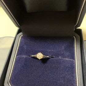 【銀座ダイヤモンドシライシの口コミ】 とても綺麗なダイヤに、ウェーブが掛かったリングのため、指が細く見える…