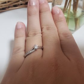 【アイプリモ(I-PRIMO)の口コミ】 ストレートではなく動きがあるデザインの婚約指輪を探していました。アシ…