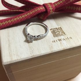 【俄(にわか)の口コミ】 アシンメトリーに曲線の入ったデザインがとても美しく、指にはめると指の…