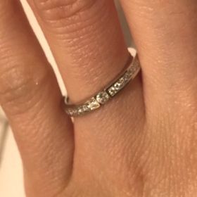 【festaria bijou SOPHIA(フェスタリア ビジュソフィア)の口コミ】 センターのダイヤの他にサイドに幾つもダイヤが埋め込まれておりダイヤの…