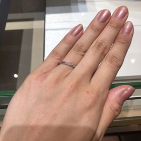 【アイプリモ(I-PRIMO)の口コミ】 斜めに入ったメレダイヤが指輪を横から見た時もキラキラと輝いてとても幸…