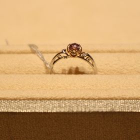 【TOMIYA(トミヤ)の口コミ】 横から見ると透かし模様の部分がすごく可愛いです。ダイヤを止める爪の部…