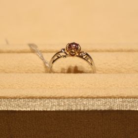 【TOMIYA(トミヤ)】の口コミ 横から見ると透かし模様の部分がすごく可愛いです。ダイヤを止める爪の部分...