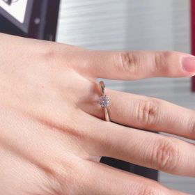 【ラザール ダイヤモンド(LAZARE DIAMOND)の口コミ】 センターのダイヤのまわりに小さなダイヤが付いているデザインも可愛らし…