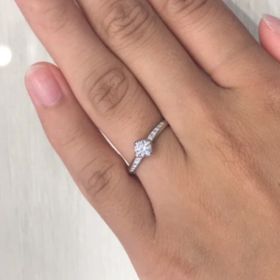 【ANTWERP BRILLIANT(アントワープブリリアント)の口コミ】 キラキラとした存在感が十分に感じられるリングであり、センターのダイヤ…