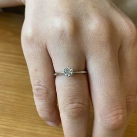 【アイプリモ(I-PRIMO)の口コミ】 一番はダイヤの大きさと質にこだわりました。
リングの形は一番オーソドッ…