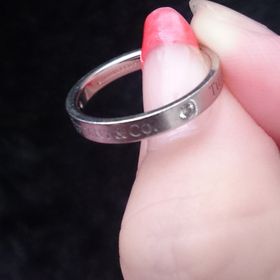 【ティファニー(Tiffany & Co.)の口コミ】 外側、内側ともにTiffany & Co.と入ってます。
内側にはイニシャルと…