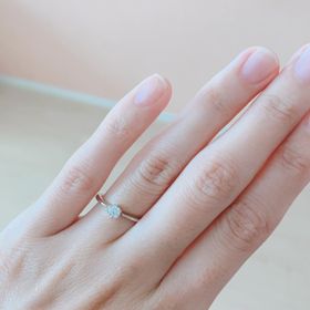 【JEWEL SEVEN BRIDAL(ジュエルセブンブライダル)の口コミ】 妻に似合いそうだと思い購入しました。見た目も大きいダイヤがついており…