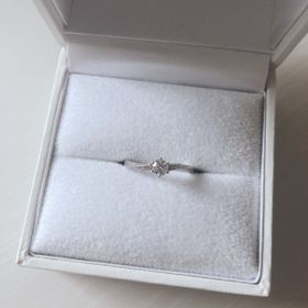 【Mariage ent(マリアージュエント)の口コミ】 ホームページから指輪を見ていて一目惚れでした。
実際に店舗に行って似た…