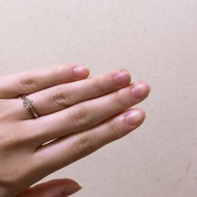 【ラザール ダイヤモンド(LAZARE DIAMOND)の口コミ】 ストレートなデザインで、ソリティアタイプで探していました。ダイヤモン…