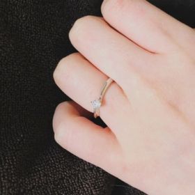 【4℃ BRIDAL(ヨンドシーブライダル)の口コミ】 ウェーブ状になったデザインが上品ですし、指が長く見えるのが気に入りま…