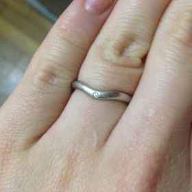 【ティファニー(Tiffany & Co.)の口コミ】 婚約指輪と重ねづけできるものを探していました。
私は指が太く短いので、…
