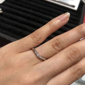 【AFFLUX(アフラックス)の口コミ】 Ｖ字ライン、ダイヤモンドありのデザイン。
Ｖ字は緩やかで、婚約指輪とも…