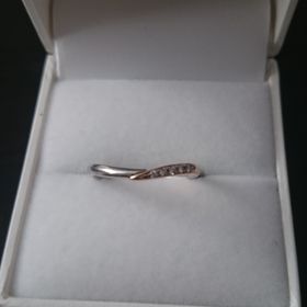 【MILK&Strawberry(ミルクアンドストロベリー)の口コミ】 婚約指輪を決めた後に、婚約指輪と一緒に付けられて夫婦共に納得のいくデ…