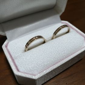【Honey Bride(ハニーブライド)の口コミ】 シンプルでも、ペアとわかるデザインを探していた中で、こちらを店員さん…