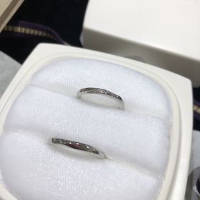 【俄(にわか)の口コミ】 色の材質（色合い）が上品で惹かれました。2人の指のシルエットにあった細…