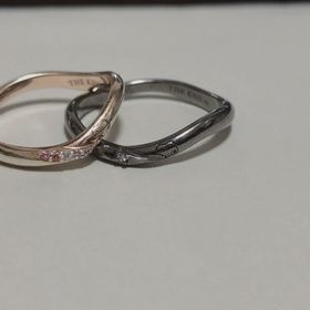 【THE KISS(ザ・キッス)の口コミ】 指輪のシルエットのウェーブが良かったのと実際に試着をしてみた時に指が…