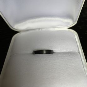 【Aroode(アローデ)の口コミ】 ブラックリング希望していた為、色々なブランドを見て回りましたが、なか…