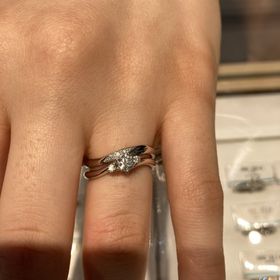 【銀座ダイヤモンドシライシの口コミ】 ゆるやかにカーブした形でリングの幅も細いデザインだったため指が細い彼…