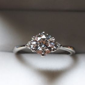 【宝寿堂(ほうじゅどう)の口コミ】 ダイヤモンドの質と輝きにこだわりたかったので、それを引き立てる様なデ…