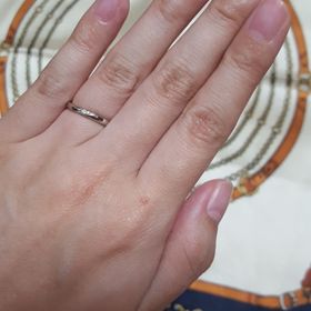 【アイプリモ(I-PRIMO)の口コミ】 シンプルめなデザインですが、斜めのラインにダイヤが5粒入っています。
…