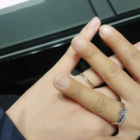 【銀座ダイヤモンドシライシの口コミ】 婚約指輪が他店で購入し、それがウェーブ型の指輪でした。折角婚約指輪を…