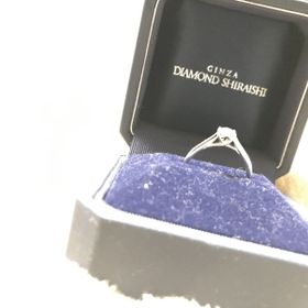 【銀座ダイヤモンドシライシの口コミ】 ダイヤの付近でリングがクロスしているところが気に入って購入しました。…