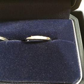 【銀座ダイヤモンドシライシの口コミ】 婚約指輪とのセットリングであることが１番の決め手でした。重ね付けした…