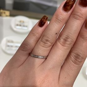 【AHKAH(アーカー)の口コミ】 表参道ヒルズ店限定の指輪だそうです。
レディースはダイヤが9石付いてて…