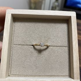 【YUKA HOJO(ユカホウジョウ)の口コミ】 ゴールドの婚約指輪を探していて、友達がこちらの指輪を購入していて一目…
