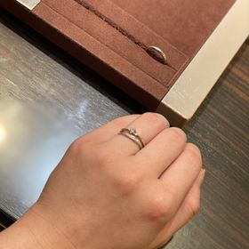 【et.lu(エトル)の口コミ】 リングはS字のデザインで指を綺麗に見せてくれます。
対面から見ても美し…