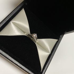 【エクセルコダイヤモンド(EXELCO DIAMOND)の口コミ】 とにかくダイヤが綺麗です。
指輪の受け取り後に、その日は身につけて帰り…