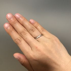 【銀座ダイヤモンドシライシの口コミ】 何よりもデザインとダイヤモンドの綺麗さに惹かれて決めました。素材はPT9…