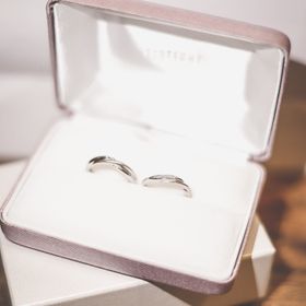 【ジュエリーツツミ(JEWELRY TSUTSUMI)の口コミ】 デザインはねじれてる感じで、女性の方はラインに少しダイヤが入っている…