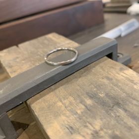 【鎌倉彫金工房の口コミ】 値段を抑えたかったこともあり、彼は仕事柄あまり使わないので10金のもの…