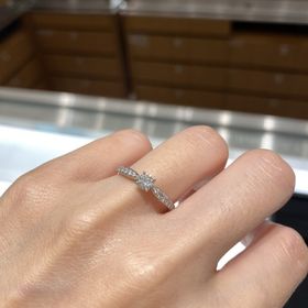 【ティファニー(Tiffany & Co.)の口コミ】 キラキラしていて真ん中にいくにつれ少し指輪が細くなっているところが指…