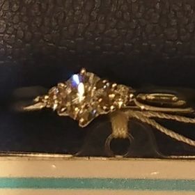 【銀座ダイヤモンドシライシの口コミ】 お祝い事の日以外でも、お洒落をしたときに使いやすそうだったので、一粒…