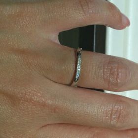 【俄(にわか)の口コミ】 川の流れを意識したデザインが上品ですし、付いているダイヤモンドが水面…