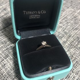 【ティファニー(Tiffany & Co.)の口コミ】 婚約指輪は王道ストレートの物がよいと思い、雑誌やネットで色々と探して…