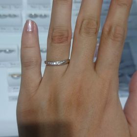 【STAR JEWELRY(スタージュエリー)の口コミ】 ストレートのデザインでダイヤがついているものを探していました。ペアの…