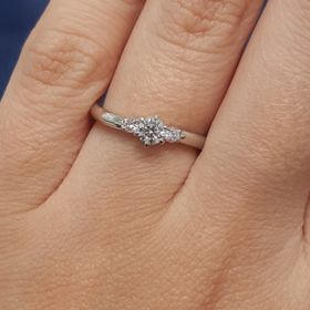 【4℃ BRIDAL(ヨンドシーブライダル)の口コミ】 好みの形ではないウェーブタイプのものを試着してみました。
重ね付けも素…