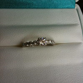 【銀座ダイヤモンドシライシの口コミ】 ウエディング情報誌を見て、自分好みの指輪を探していました。
当初ダイヤ…