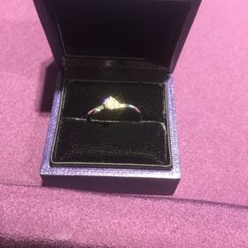 【俄(にわか)の口コミ】 婚約指輪は、プロポーズの時に渡されたもので、主人が一粒ダイヤモンドで…