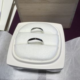 【俄(にわか)の口コミ】 婚約指輪とセットで着けられるデザインだったため、こちらを購入しました…